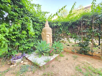Golden Mile garden apartment · Image 19